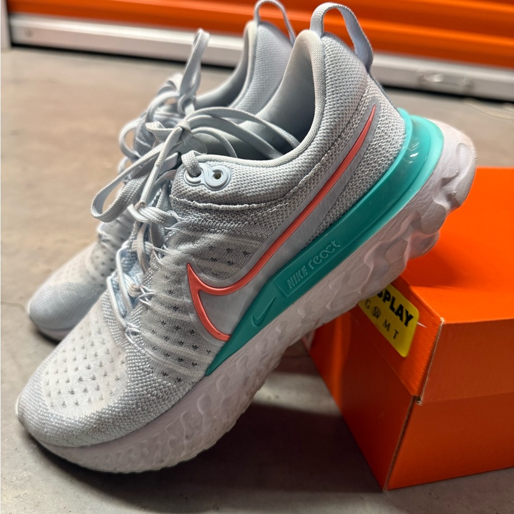 Women’s Nike React Infinity Run Flyknit 2 sneaker size 7.5
